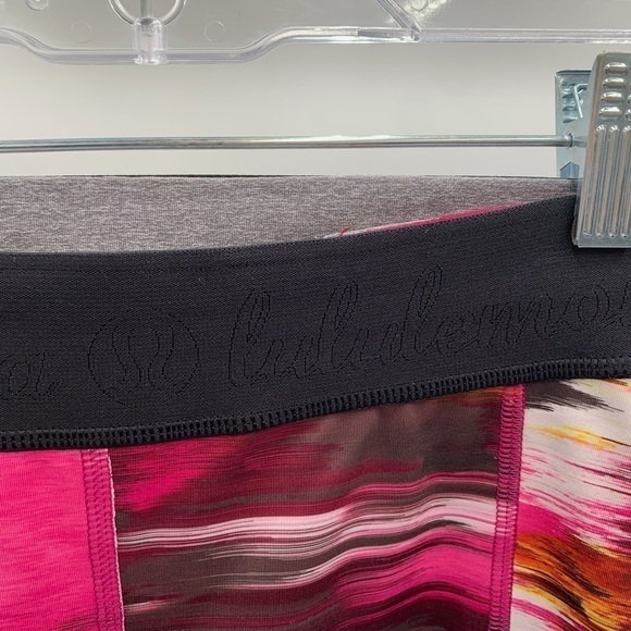 LULULEMON Pink,Maroon, and White Pattern Shorts Side Pockets Black Elastic in W - Picture 3 of 4